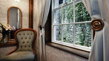 Double Room | Hypo-allergenic bedding, iron/ironing board, free WiFi, bed sheets