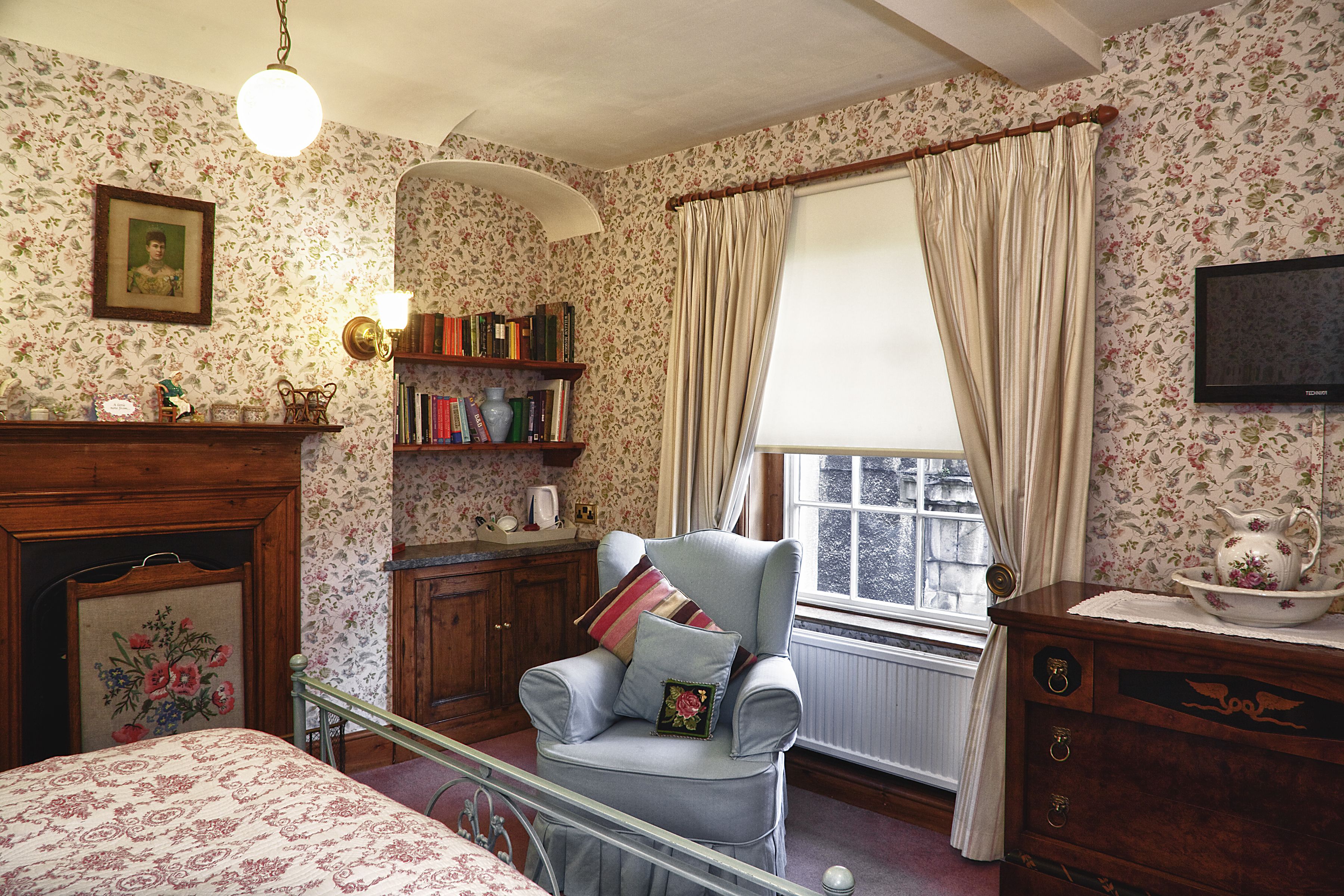 deluxe room (king) | hypo-allergenic bedding, iron/ironing board, free wifi, bed sheets