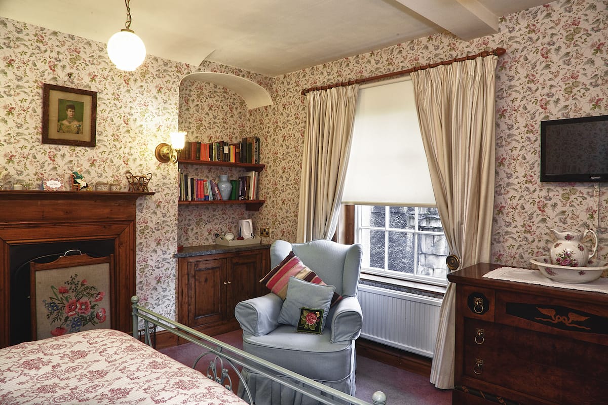 deluxe room (king) | hypo-allergenic bedding, iron/ironing board, free wifi, bed sheets