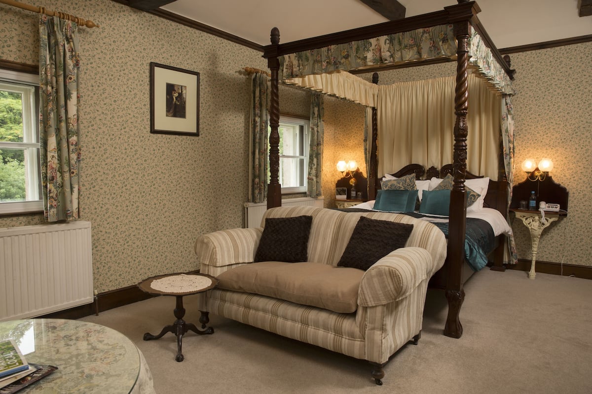 deluxe double room | hypo-allergenic bedding, iron/ironing board, free wifi, bed sheets