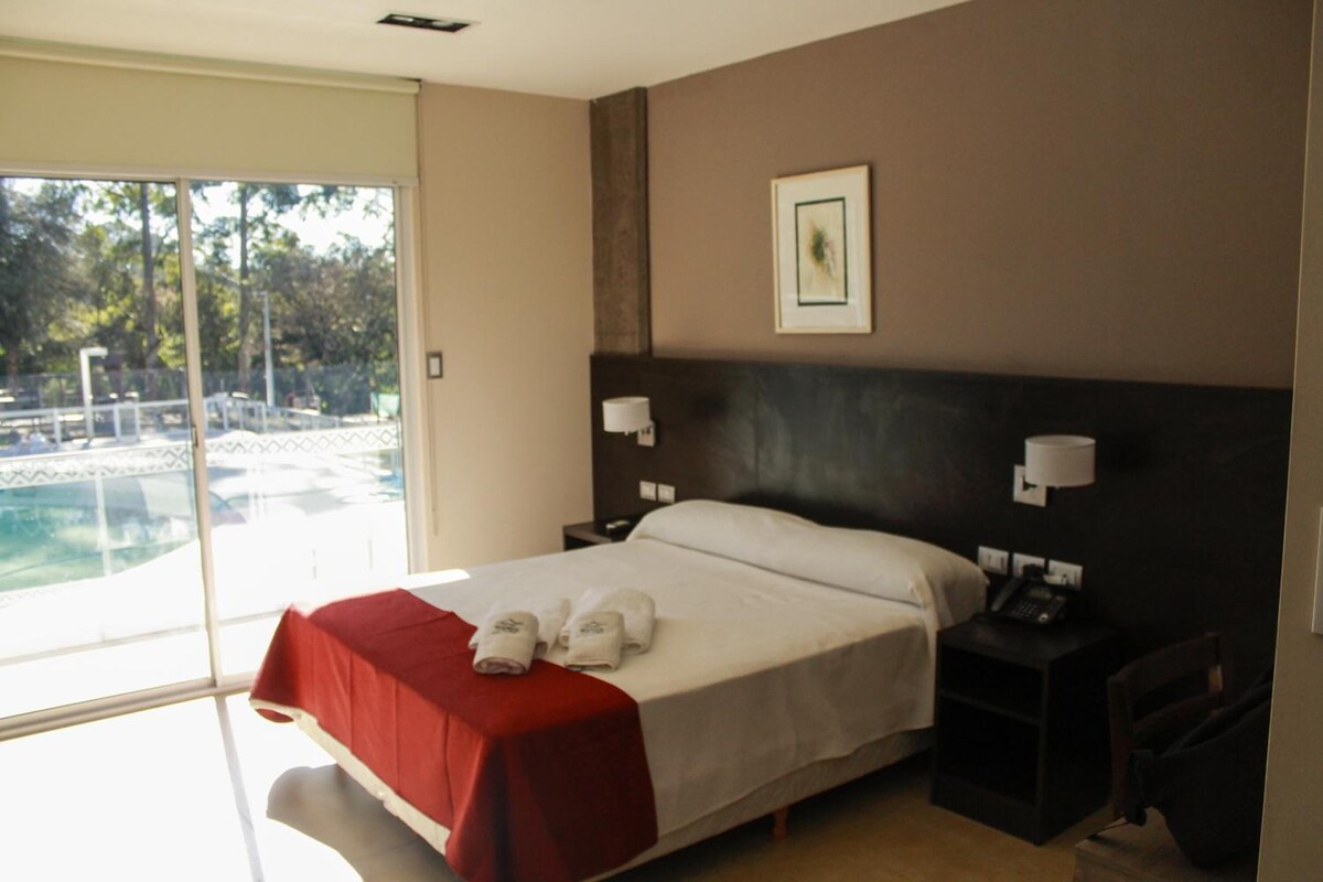 Ropa de cama de alta calidad, caja fuerte, tabla de planchar con plancha