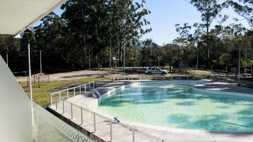 Piscina stagionale all'aperto, ombrelloni da piscina, lettini