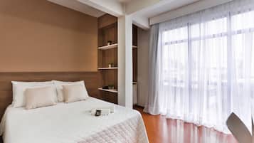 Quarto casal luxo | Roupas de cama premium, frigobar, escrivaninha, cortinas blackout