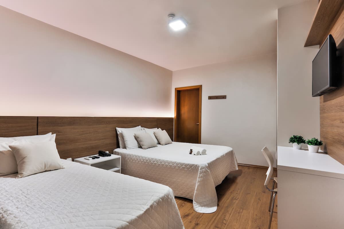 Luxe beddengoed, een minibar, een bureau, verduisterende gordijnen