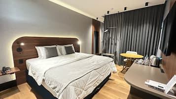 Premium bedding, minibar, desk, blackout drapes
