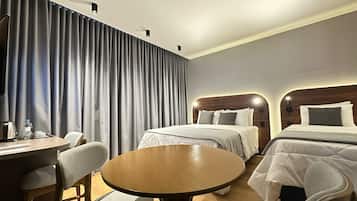 Luxe beddengoed, een minibar, een bureau, verduisterende gordijnen