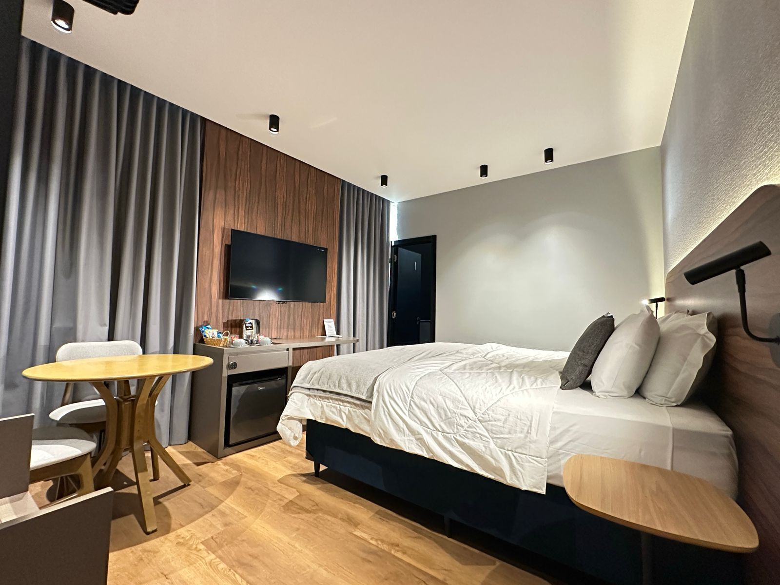 Premium bedding, minibar, desk, blackout curtains
