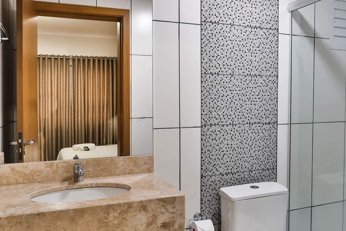 deluxe double room | bathroom | shower, free toiletries, hair dryer, towels