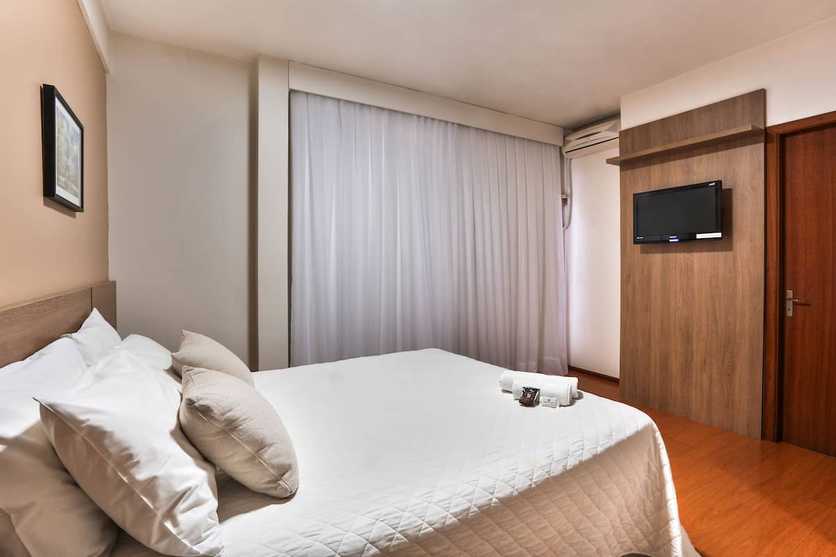 Luxe beddengoed, een minibar, een bureau, verduisterende gordijnen