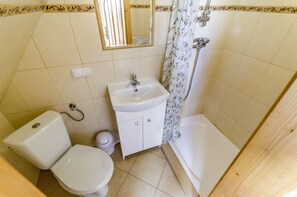 Kamar Double, 2 Tempat Tidur Twin | Kamar mandi | Shower dan handuk
