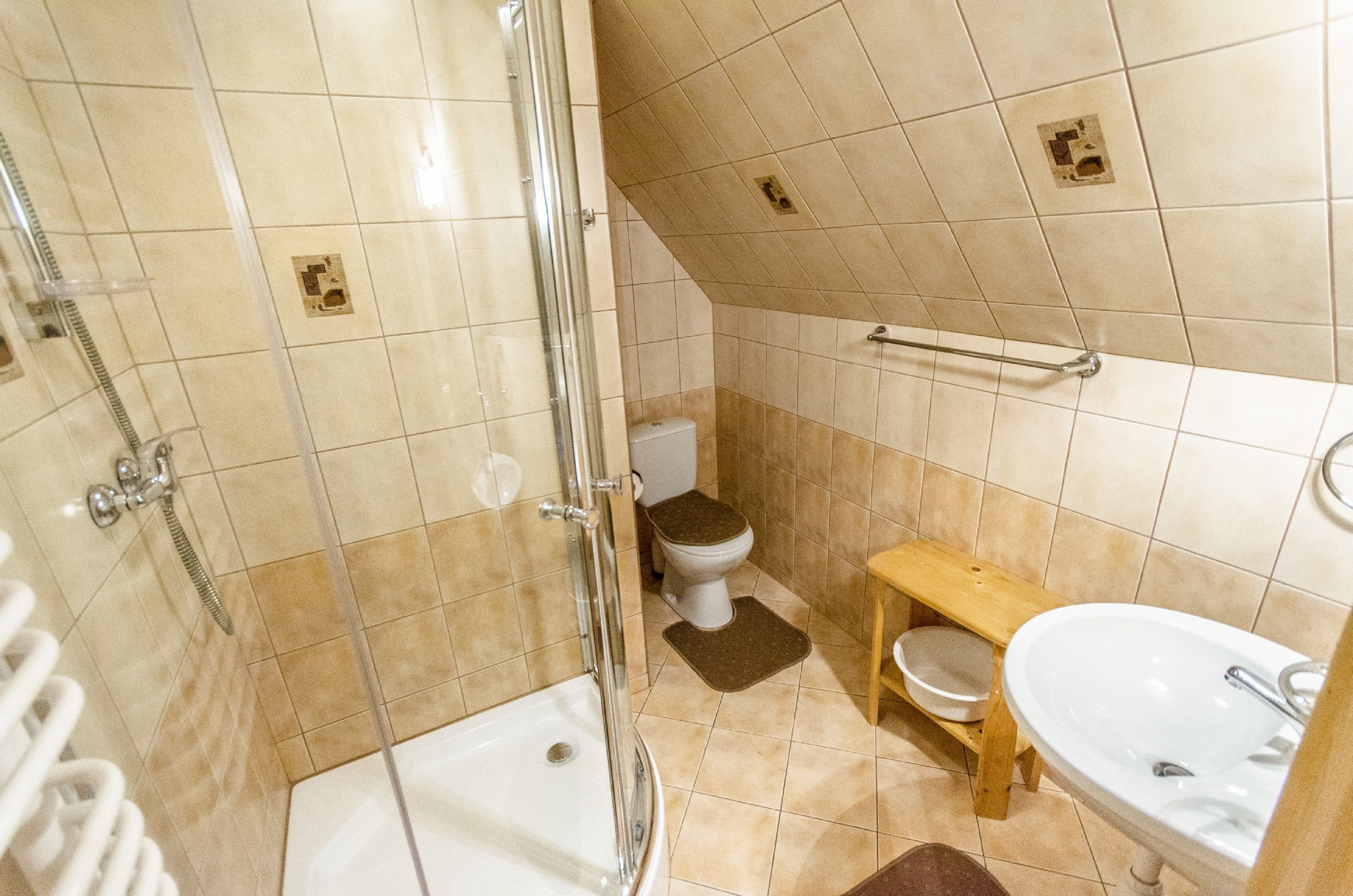 Standaard driepersoonskamer, 3 eenpersoonsbedden | Badkamer | Een douche, handdoeken