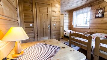 スタンダード トリプルルーム シングルベッド 3 台 | リビング エリア | 薄型テレビ