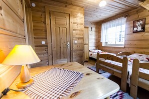 Kamar Triple Standar, 3 Tempat Tidur Twin | Area keluarga | TV layar datar