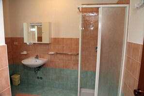 Apartamento, 1 quarto | Banheiro | Chuveiro, produtos de toalete grátis, secador de cabelo, bidê