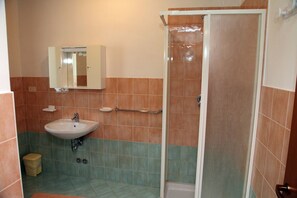 Appartement, 1 slaapkamer | Badkamer | Een douche, gratis toiletartikelen, een haardroger, een bidet