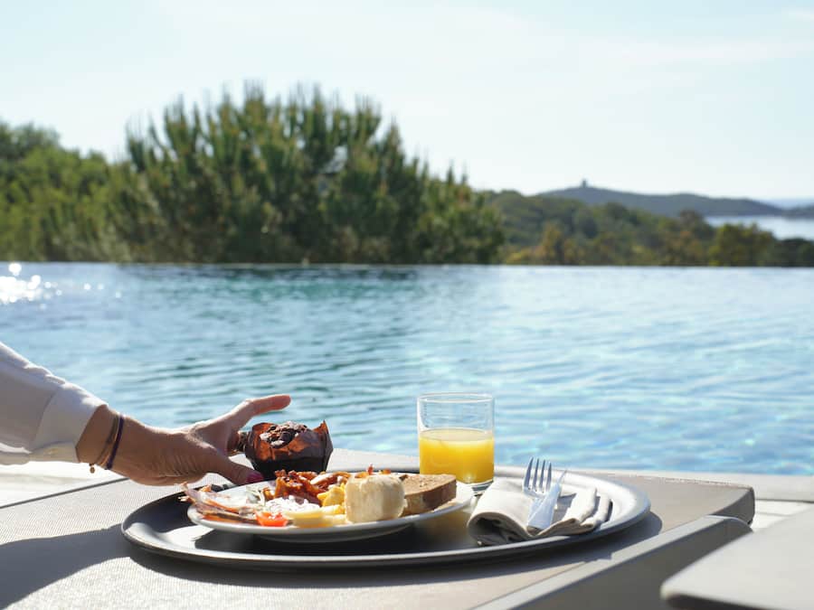 Café da manhã com buffet todos os dias (EUR 18 por pessoa)