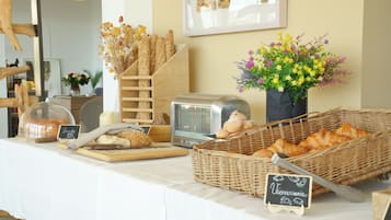Petit déjeuner buffet (18 EUR par personne)