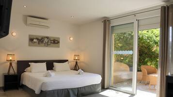 Minibar, coffres-forts dans les chambres, bureau, rideaux occultants