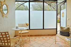 Minibar, caja fuerte, escritorio y cortinas opacas