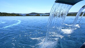 Een seizoensgebonden buitenzwembad en parasols bij het zwembad