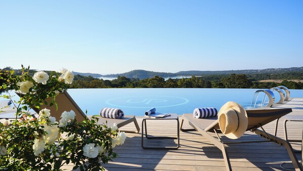 Een seizoensgebonden buitenzwembad en parasols bij het zwembad