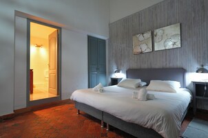 Quarto conforto | Frigobar, cofres nos quartos, escrivaninha, cortinas blackout