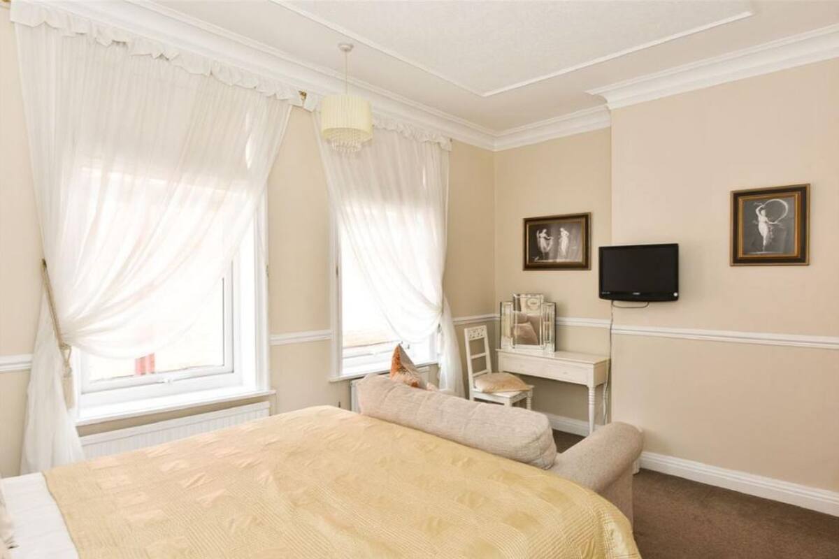 Room 3 - Deluxe Double Room - Micklegate | Free cribs/infant beds, rollaway beds, free WiFi