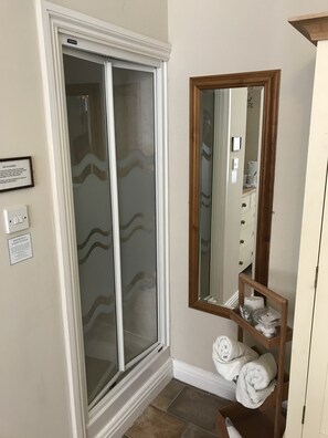 Room 6 - Standard King - Lendal | Bathroom shower - Hollies Guest House (York)