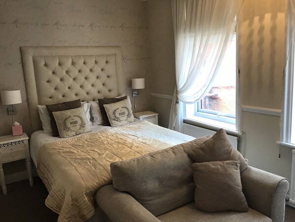 Room 3 - Deluxe Double Room - Micklegate | Free cribs/infant beds, rollaway beds, free WiFi - Hollies Guest House (York)