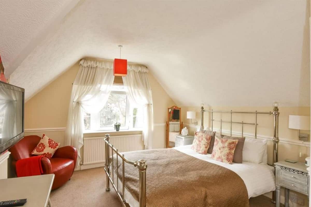 Room 2 - Superior Double Room - Walmgate | Free cribs/infant beds, rollaway beds, free WiFi