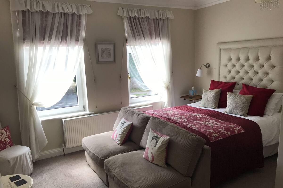 Room 1 - Superior Suite - Aldwark | Free cribs/infant beds, rollaway beds, free WiFi