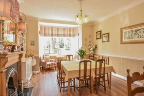 Desayuno completo todos los días (con cargo) 