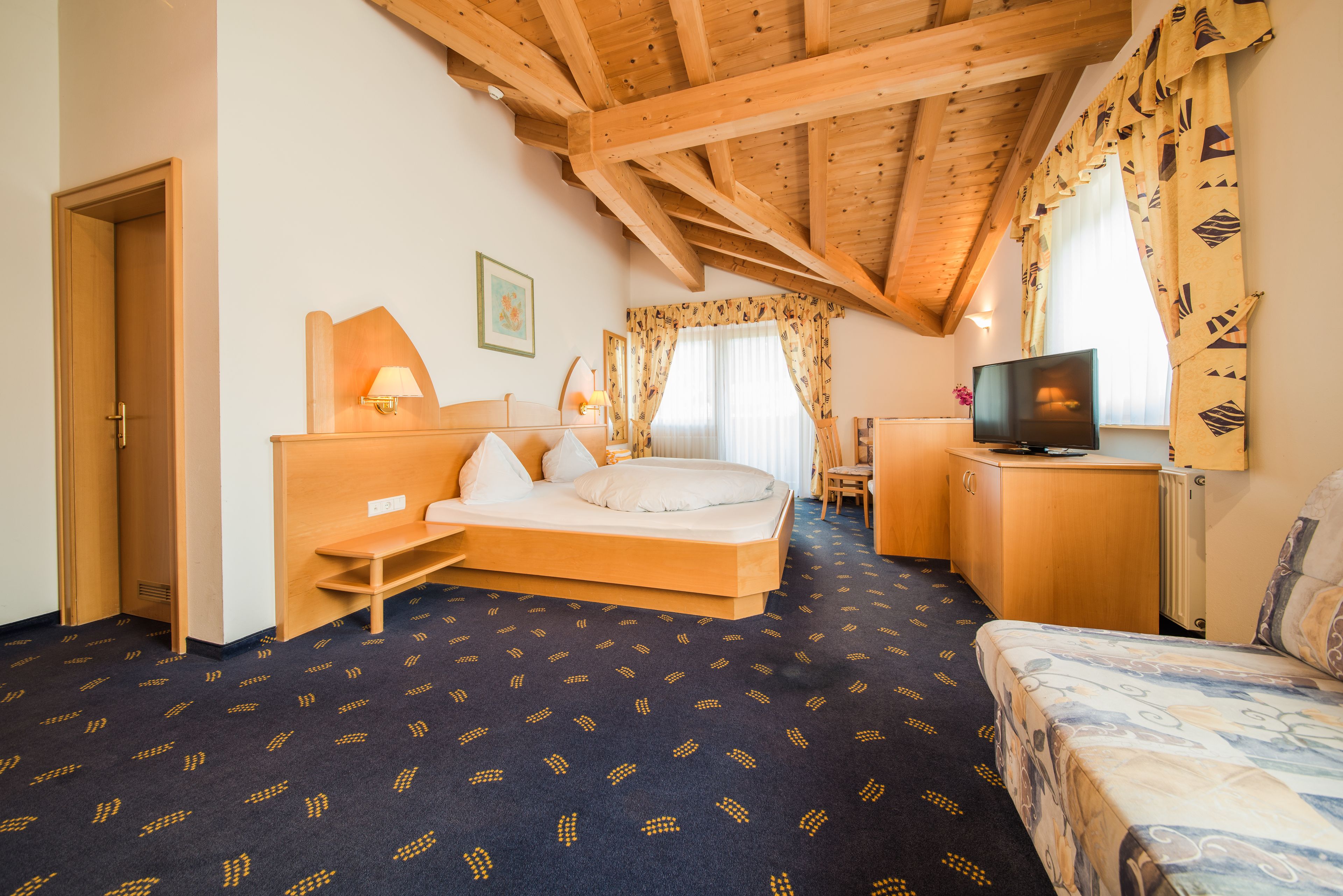 Deluxe-Doppelzimmer | Hochwertige Bettwaren, Daunenbettdecken, Zimmersafe, Schreibtisch