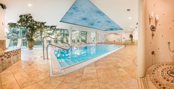 Piscine couverte, parasols de plage, chaises longues