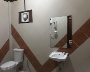 Bungalow | Baño | Regadera, amenidades de baño gratuitas, toallas