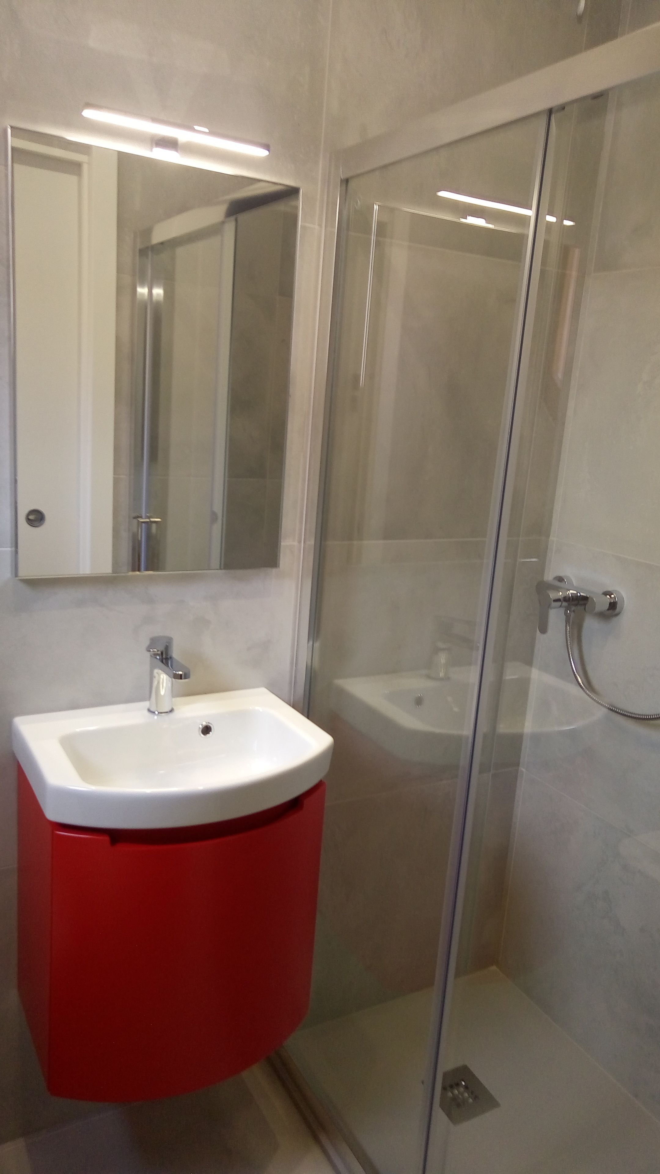single room | bathroom | shower, hair dryer, bidet, towels