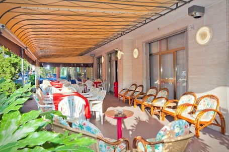 Lunch and dinner served, Italian cuisine. Hotel Catto Suisse