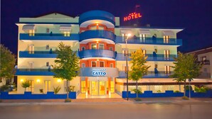 A multi-story hotel with balconies, a central entrance, and a sign reading "Hotel Catto." - Hotel Catto Suisse (Caorle)