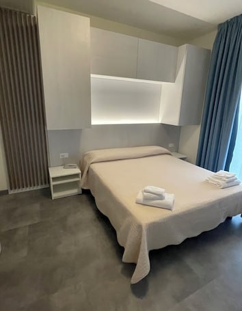 Double or Twin Room | In-room safe, desk, free WiFi, wheelchair access. Hotel Catto Suisse