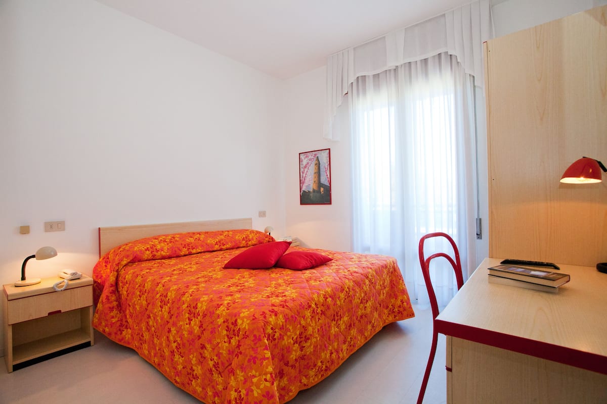 In-room safe, desk, free WiFi, wheelchair access