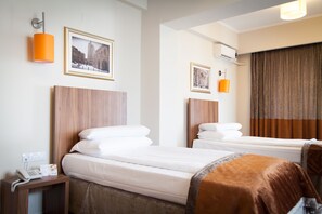 Tomannsrom – basic, 2 enkeltsenger | Minibar, safe på rommet, skrivebord og skrivebord for bærbar PC