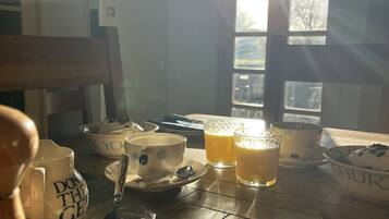 Petit déjeuner complet compris tous les jours