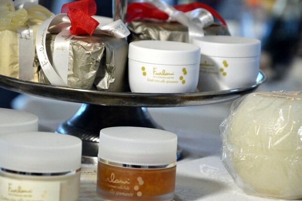 A display of various skincare products on a tray. - Agritur Ponte Alto (Trento)