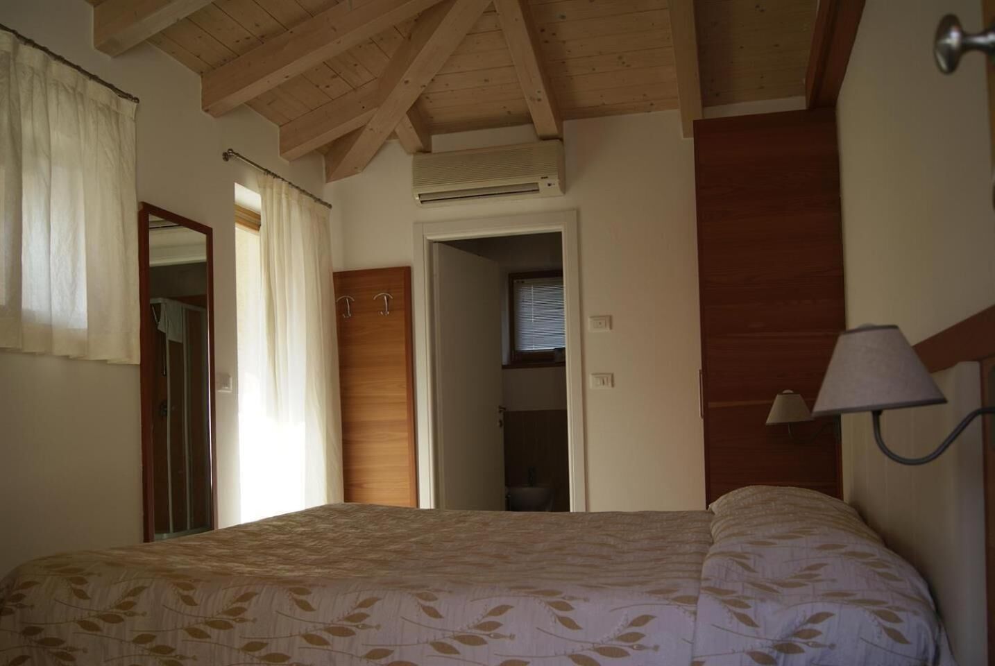 Escritorio, sistema de insonorización, wifi gratis