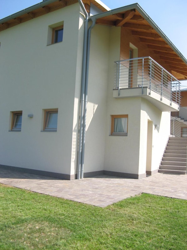A modern two-story building with a balcony on the upper floor. - Agritur Ponte Alto (Trento)