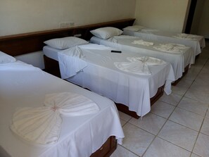 Minibar, blackout drapes, iron/ironing board, bed sheets - Pousada Riacho Doce (Porto Seguro)