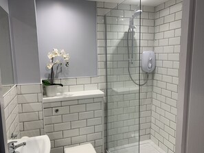 Bathroom shower - Serviced Apartments East Kilbride (Glasgow)