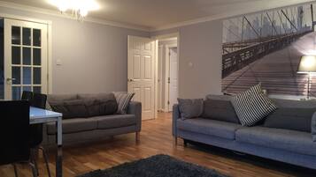 舒適公寓, 2 間臥室 (Apartment 2) | 客廳 | 平面電視