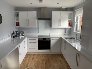 Superior Apartment, 2 Bedrooms (Apartment 1) | Private kitchen | Fridge, microwave, oven, stovetop - Serviced Apartments East Kilbride (Glasgow)