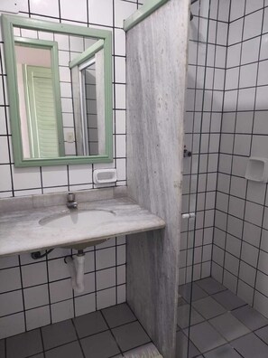 Dusche, kostenlose Toilettenartikel, Handtücher, Seife